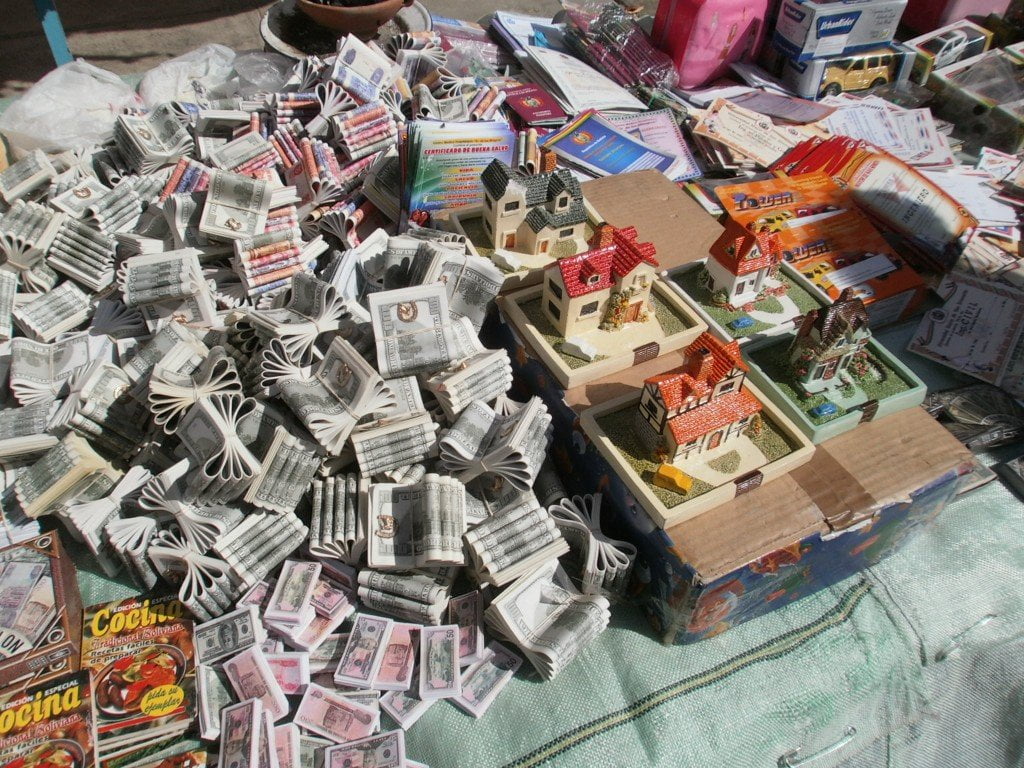 Miniaturas de dinero y casas, Urkupiña.